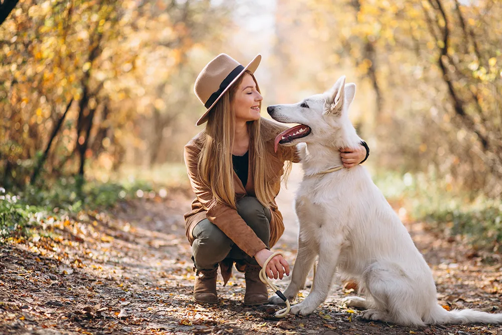 Perro en los brazos de su feliz dueño